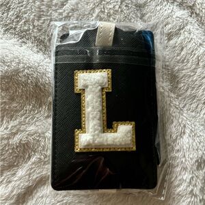Black Luggage Tag with Gold and White ‘L’ Initial
(T13)
